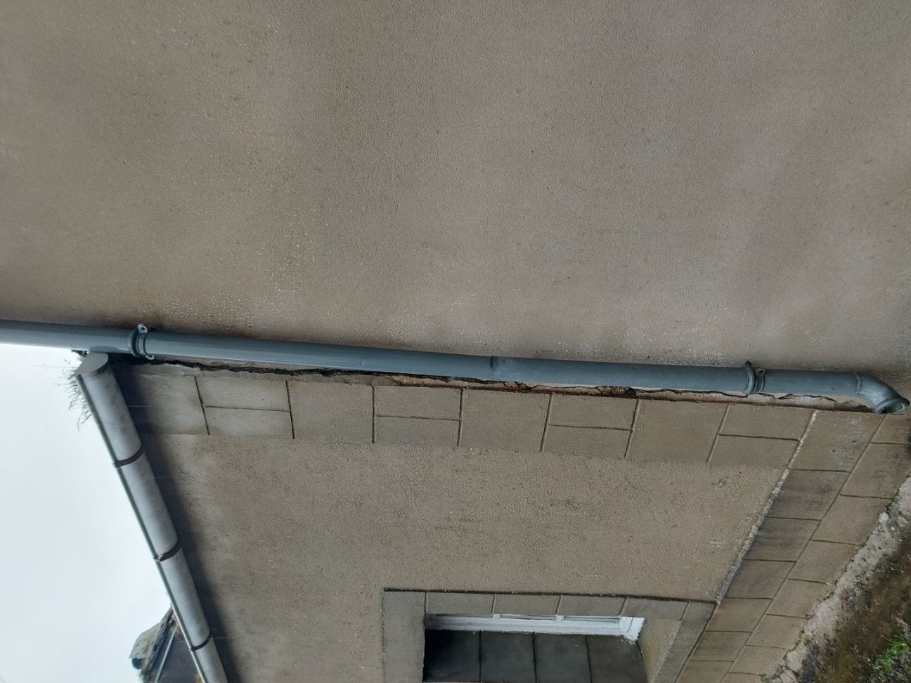 Poussée horizontale de charpente ayant créé un déplacement de plusieurs cms en tête de façade. 